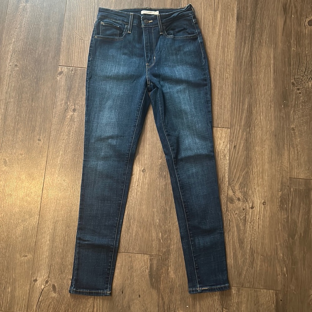 Women’s Levi’s 721 High Rise Skinny Jeans. Size 28, like new!